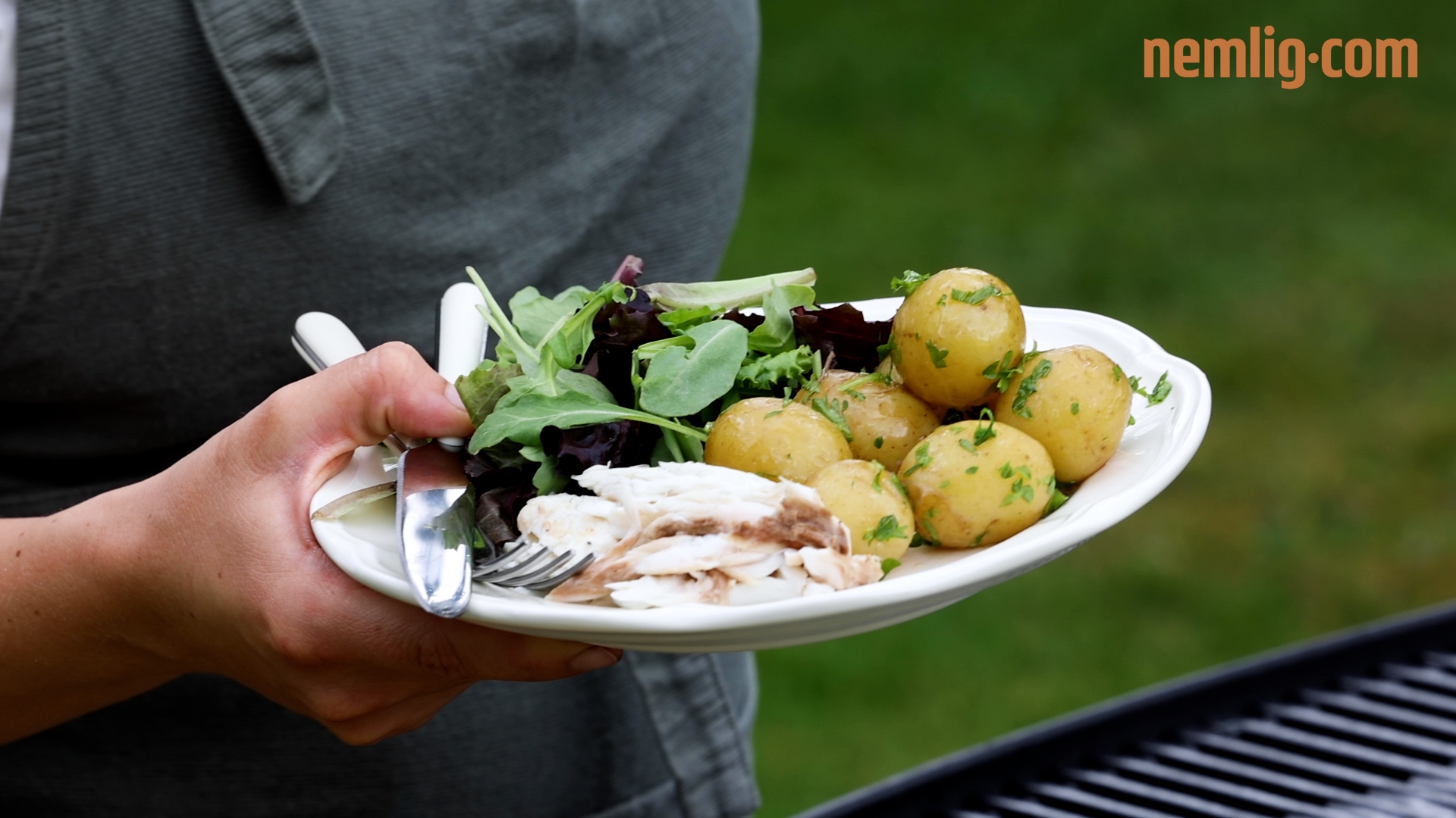 Hindre Hr Standard Grillet havbars med nye kartofler og grillede majskolber | Se opskriften her