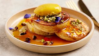 Amerikanske pandekager med sorbet og appelsinsirup