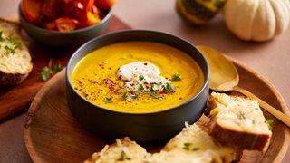 Bagt græskarsuppe med ostebrød