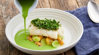 Bagt torsk med porre, karse og persille-blåmuslingesuppe