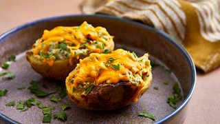 Bagekartofler med ostefyld