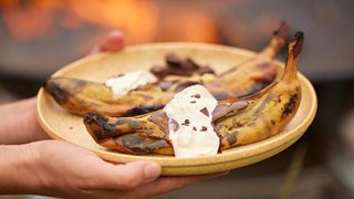 Bananer på bål med chokolade og flødeskum