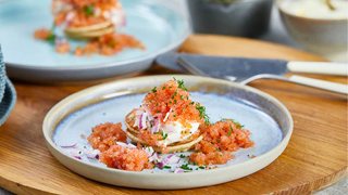 Blinis med stenbiderrogn, creme fraiche og rødløg