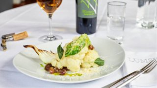 Blomkål med bagte løg, fritteret salvie, oliven og ost