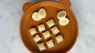 Bondebrød med frugtmos og bananskiver - fra 9 mdr.