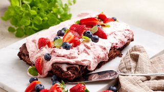 Brownie med bærmousse