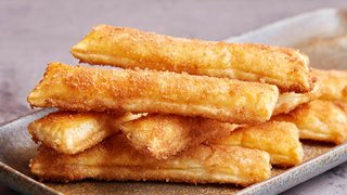 Butterdejsstænger med kanelsukker