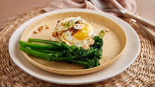 Chili-spejlæg med ris og broccoli