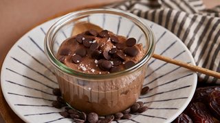 Cremet chokolademousse med dadler