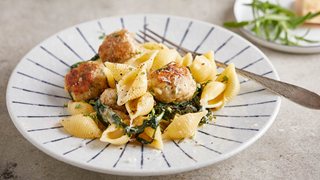 Cremet pasta med kyllingekødboller