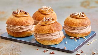 Fastelavnsboller med nougatcreme og kaffeglasur