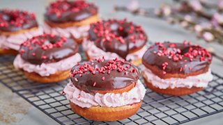 Fastelavnsdonuts med hindbær og chokolade