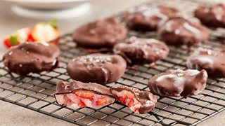 Frosne jordbær bites med chokolade