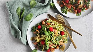 Glutenfri pastasalat med varmrøget laks og spinatpesto