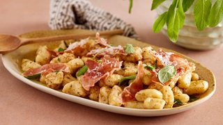 Gnocchi med brunet smørsauce, salvie og sprød prosciutto