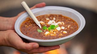 Græsk inspireret linsesuppe over bål