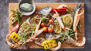 Grillet guld- og havbars med frisk jomfruhummer