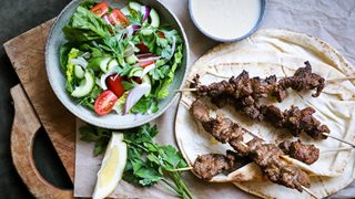 Grillspyd med krydret lam, hvidløgsdressing og fladbrød