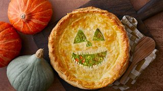 Halloween-madtærte med græskar og butterdejslåg