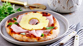 Hawaii pizza med frisk ananas, mortadella og oregano