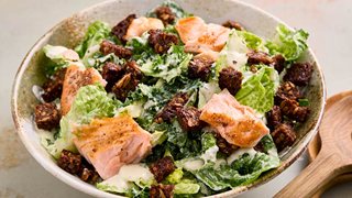 Kålsalat med stegt laks