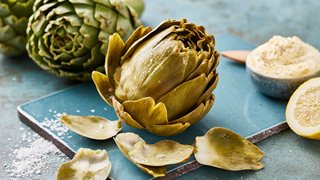 Kogte artiskokker med pisket smør og citron
