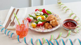 Kyllingenuggets med grøntspyd og dip