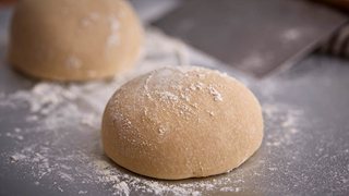 Koldhævet pizzadej