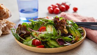 Nem salat med agurk og tomat