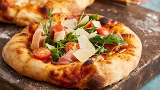 Pizza med serrano, rucola og parmesan