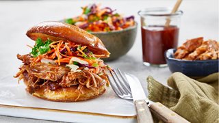 Pulled pork burger med coleslaw
