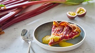Rabarberclafoutis med passionsfrugtcoulis