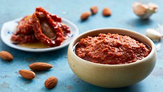Hjemmelavet rød pesto