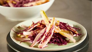 Rødkålssalat med julesalat og brunet smør