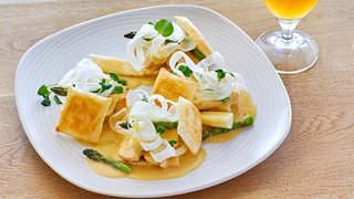 Skindstegt kyllingebryst med hvidvinssauce og grøntsager i sprød butterdej
