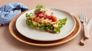 Smørrebrød med fiskefrikadelle, guacamole, rogn og radiser