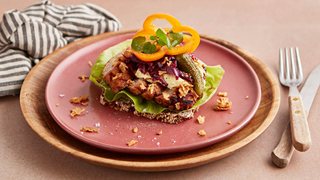Smørrebrød med frikadelle, remoulade og syltet grønt
