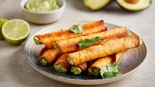 Sprøde tortillaruller fyldt med avocadocreme