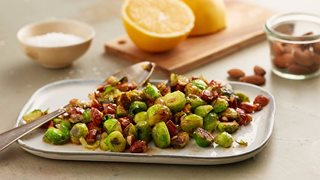 Stegt rosenkål med appelsin og mandler