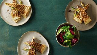 Toast med svampe, rå asparges og skiver af kotelet