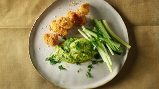 Urtehummus og nuggets af gris