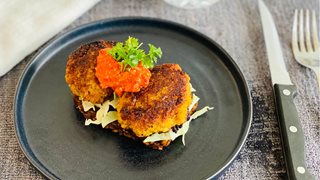 Vegansk smørrebrød med falafeldeller