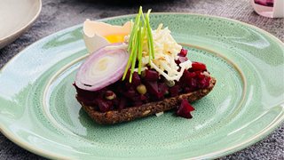 Vegetar smørrebrød med rødbedetatar