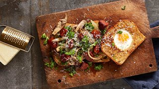 Æg i brød med stegte østershatte og løg, stegt chorizo og parmesan