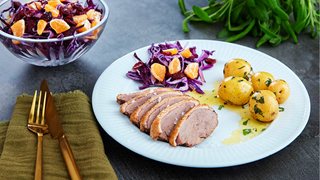 Nemt andebryst med nem kålsalat og kartofler i urtesmør