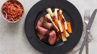 BBQ flankesteak med rodfrugtsfritter og råkost