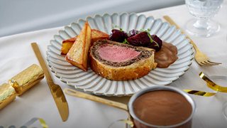 Beef Wellington med sprøde pommes anna, glaserede rødbeder og sauce