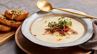 Cremet jordskokkesuppe med hvidløgsbrød