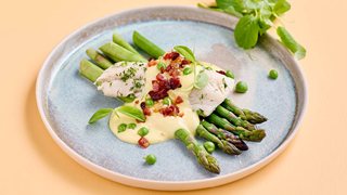 Dampet hvid fisk, blancherede ærter, bacon og luftig hollandaise