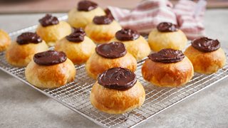 Fastelavnsboller med vaniljecreme og chokoladeganache